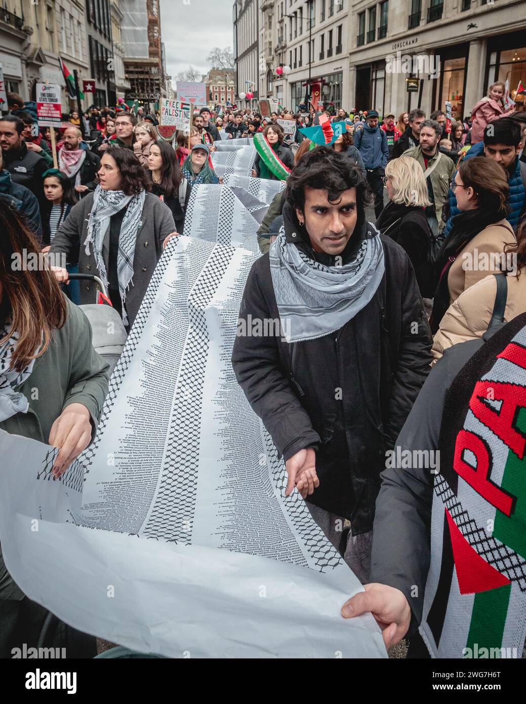 Pro-palästinensische Anhänger marschieren in London mit einer langen Liste von Palästinensern, die seit dem Konflikt getötet wurden. Stockfoto
