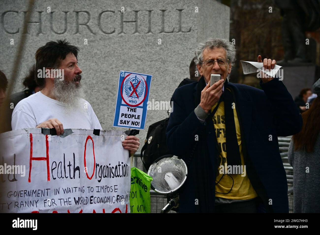 Parliament Square, Westminster, London, Großbritannien. Februar 2024. Sprecher Piers Corbyn bei der Versammlung am Parlamentsplatz, um gegen die Machtübernahme der WHO über unsere souveränen Rechte zu protestieren. Die WHO würde die rechtliche Befugnis erhalten, den Ausnahmezustand zu erklären, unabhängig. Warum hat die britische Regierung zugestimmt, ihre souveränen Rechte an die WHO zu übergeben? Die WHO hätte die rechtliche Befugnis, Maßnahmen zu verhängen (ohne Konsultation der Öffentlichkeit). Quelle: Siehe Li/Picture Capital/Alamy Live News Stockfoto