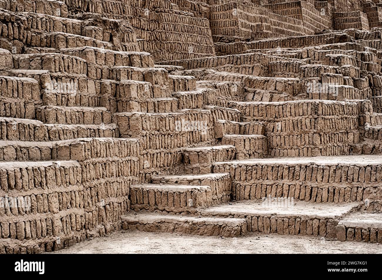 Die antiken Ruinen der Huaca Pucllana Pyramide in Lima sind aus Reihen getrockneter lehmziegel gebaut. Stockfoto