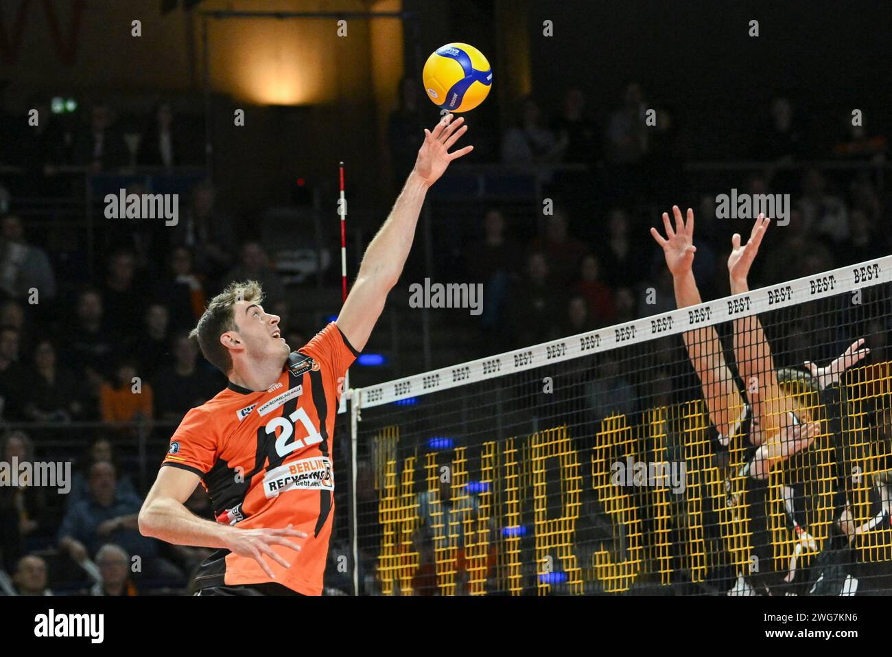 Berlin, Deutschland 03. Februar 2024: 1. VBL - 2023/2024 - Berlin Recycling Volleys vs. TSV Haching München im Bild: Tobias Krick (BR Volleys) spielt den Ball über Netz Stockfoto