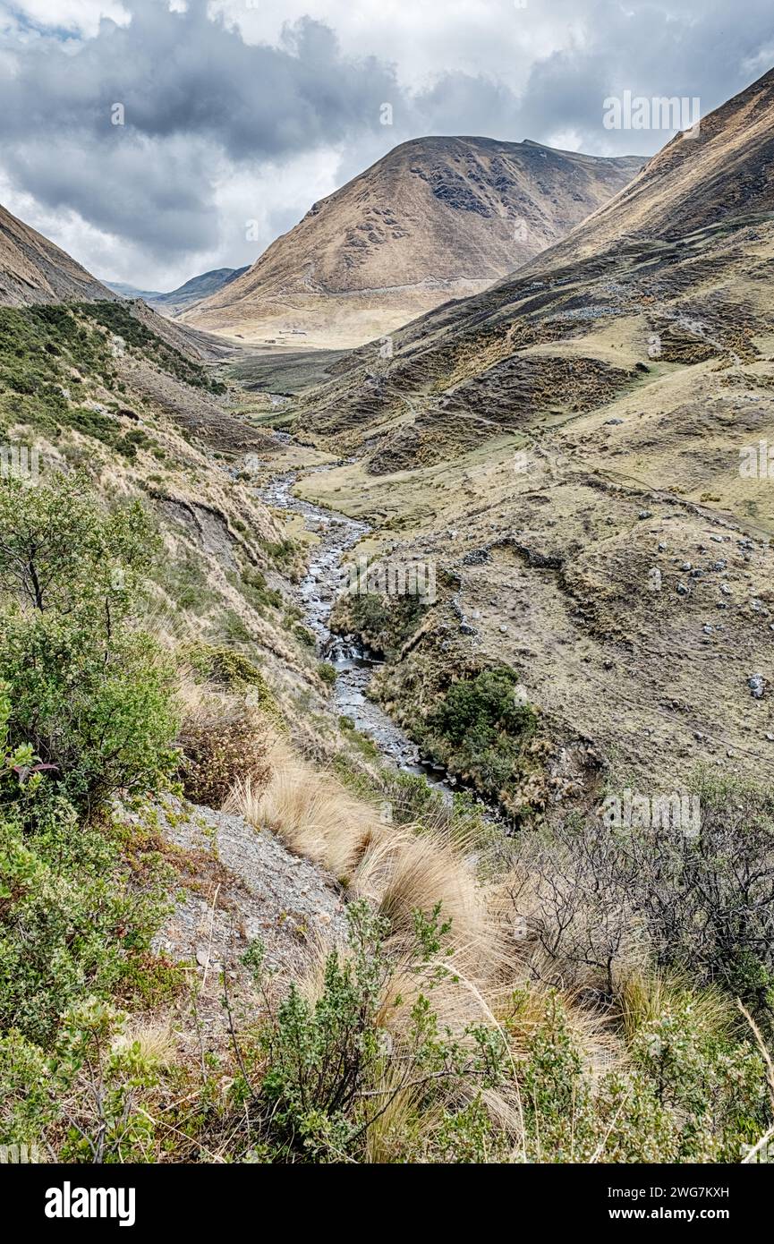 Ein Fluss wandert durch ein Hochgebirgstal in den Anden in der Nähe des Dorfes Patacancha, Peru. Stockfoto