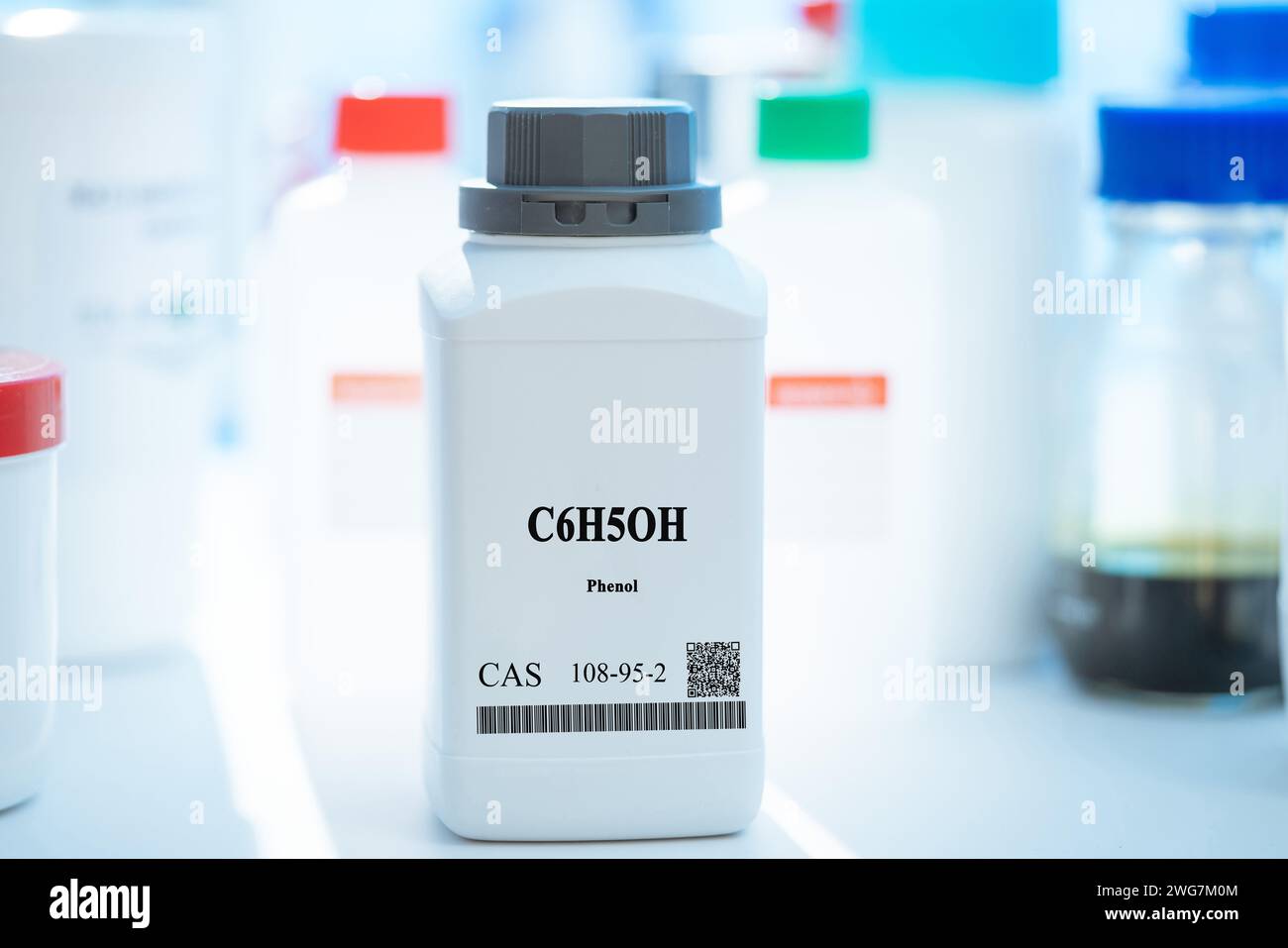 C6H5OH Phenol CAS 108-95-2, chemische Substanz in weißer Laborverpackung aus Kunststoff Stockfoto