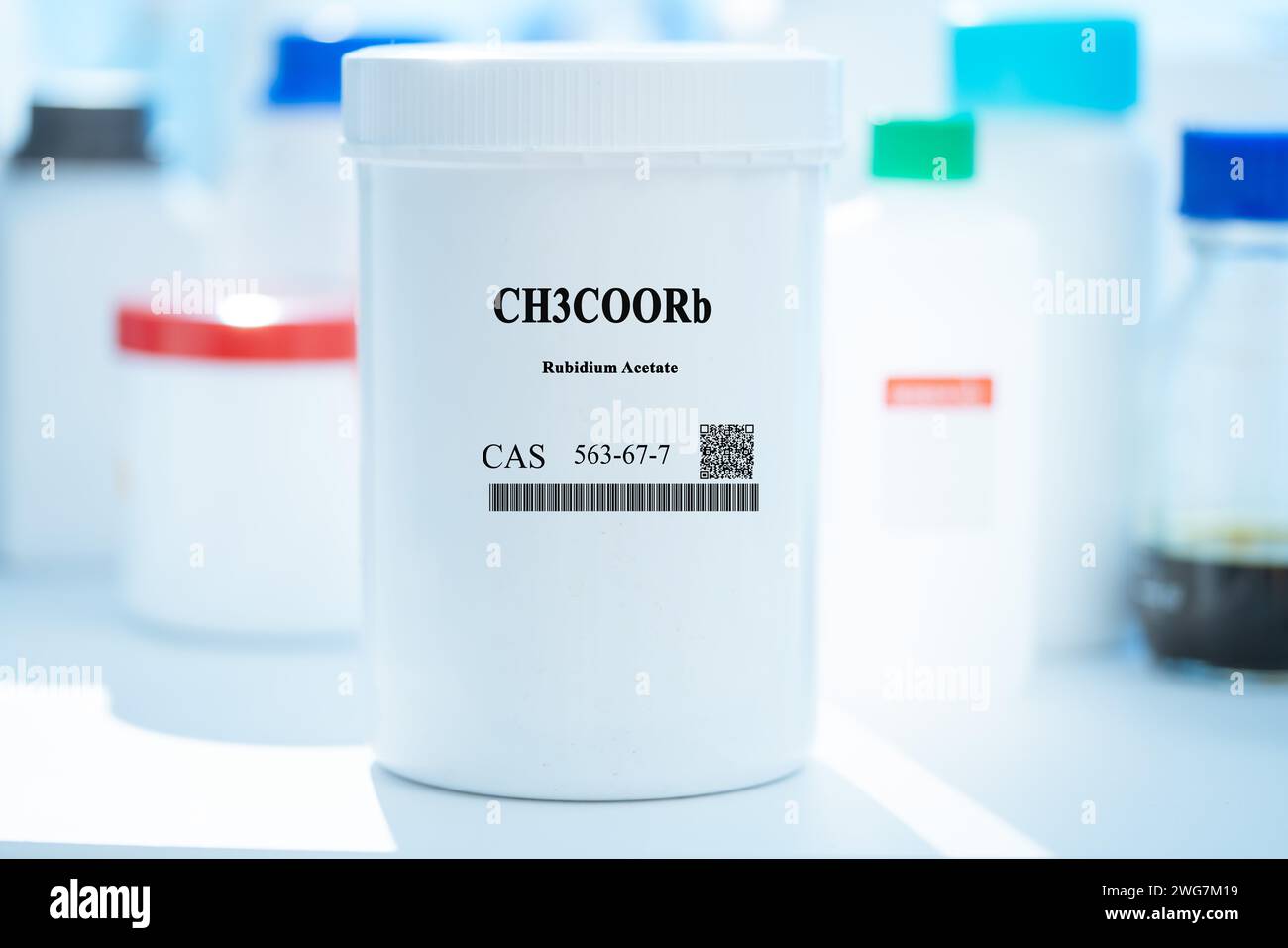 CH3COORb Rubidiumacetat CAS 563-67-7, chemische Substanz in weißer Kunststoff-Laborverpackung Stockfoto