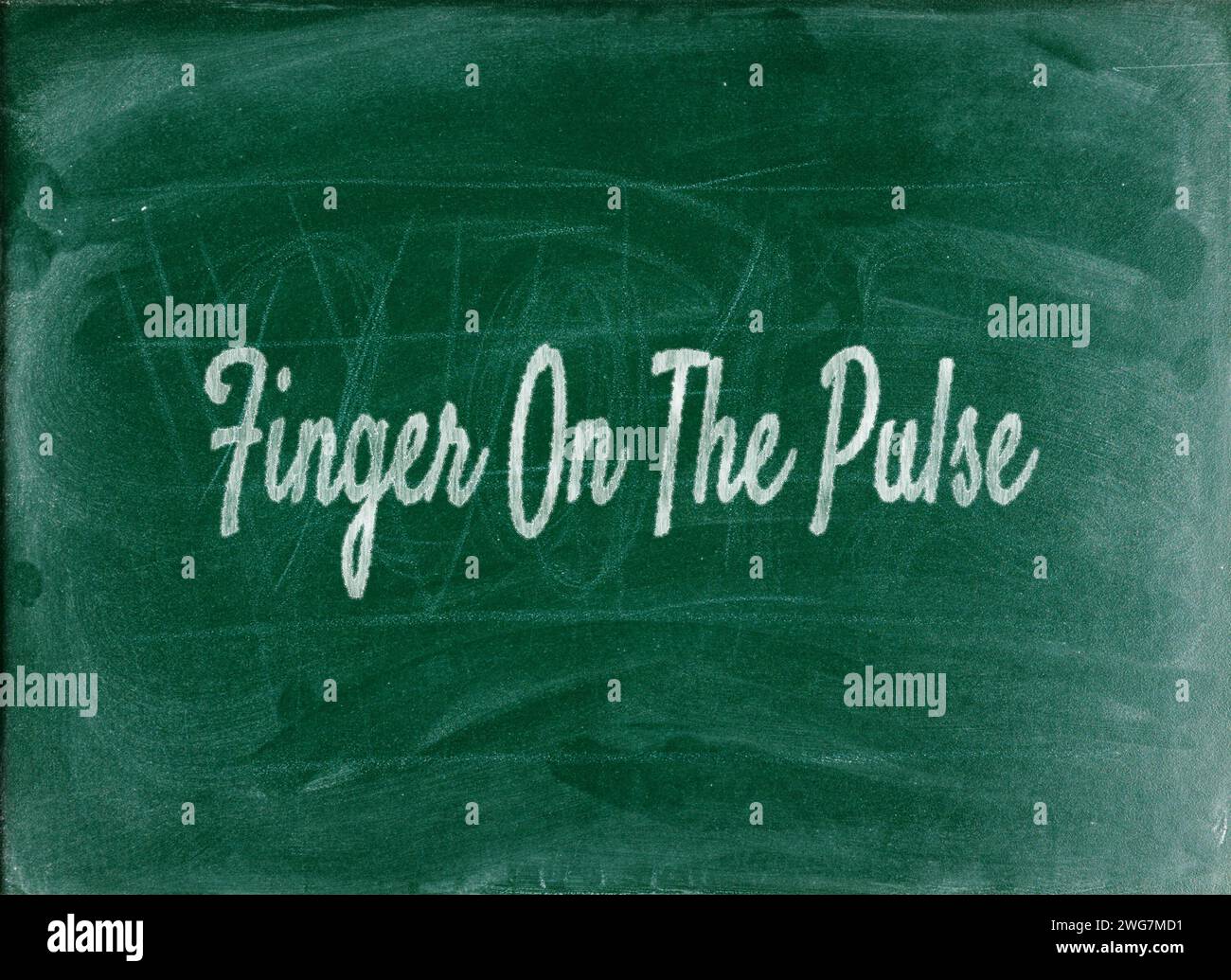 Finger am Puls – bezieht sich darauf, aktuelle Trends, Entwicklungen oder Ereignisse kennen zu lernen oder sich über diese zu informieren. Schlüsselwörter: Bewusstsein, Wissen, aktuell Stockfoto