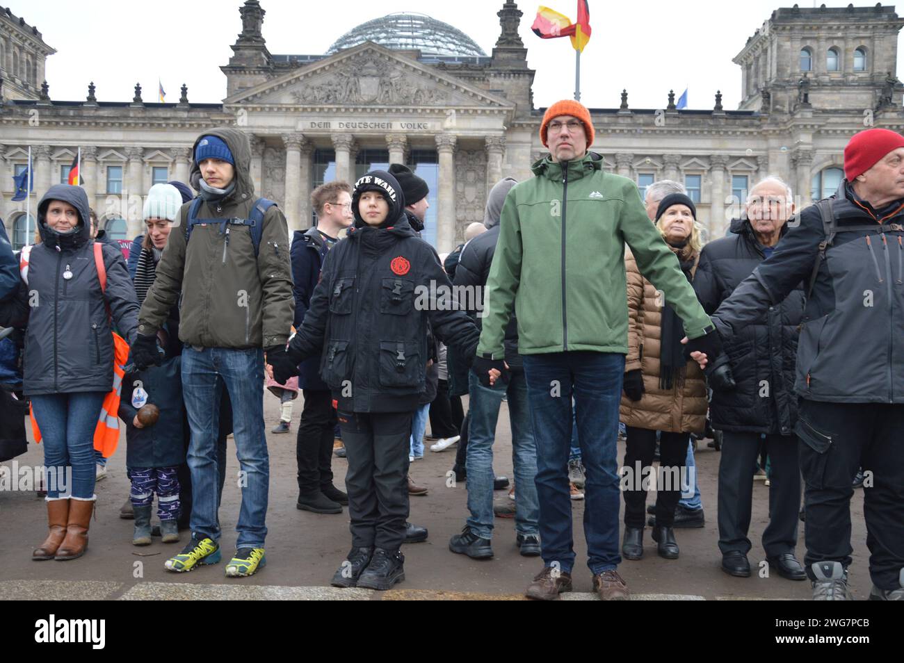 Berlin, Deutschland - 3. Februar 2024 - Menschenkette um den Reichstag gegen Rechtsextremismus. (Foto: Markku Rainer Peltonen) Stockfoto