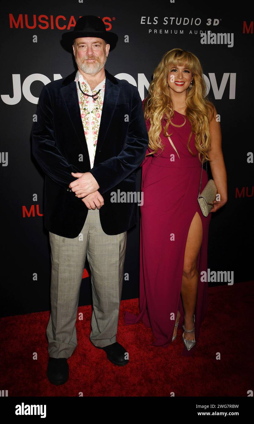 LOS ANGELES, KALIFORNIEN - 2. FEBRUAR: (L-R) John Carter Cash und Ana Cristina Cash nehmen an der MusiCares Person of the Year 2024 Teil, die Jon Bon Jovi ehrt Stockfoto