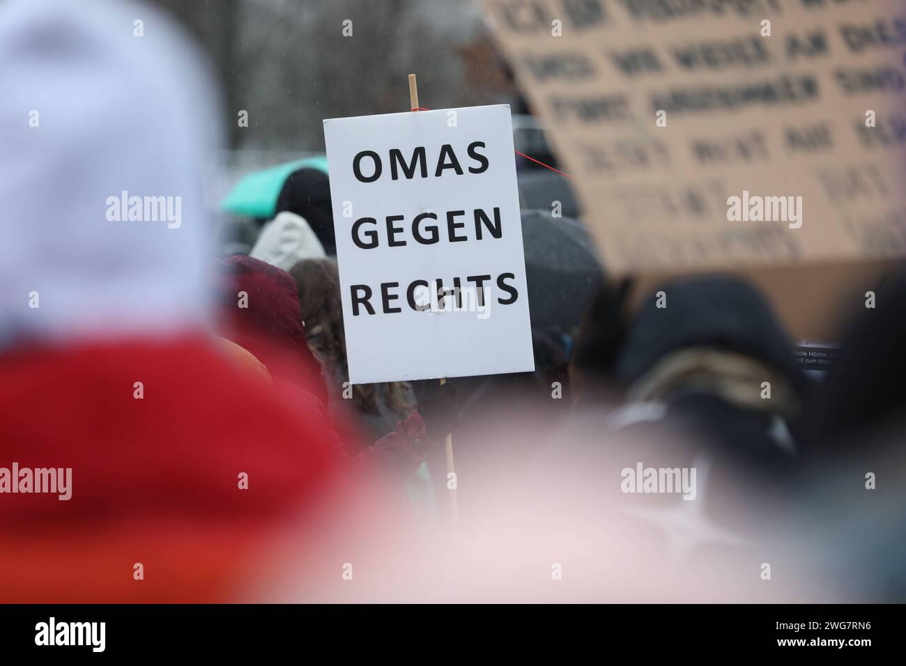 Berlin, Deutschland, 03.02.2024: Deutscher Bundestag: Demo gegen Rechtsextremismus von Netzwerk Hand in Hand , Menschenkette geplant: Demonstranten haben sich versammelt, eine Person hält Schild mit der Aufschrift OMAS gegen Rechts *** Berlin, Deutschland, 03 02 2024 Deutscher Bundestag Demonstration gegen Rechtsextremismus geplant von Hand in Hand Netzwerk , Menschenkette Demonstranten haben sich versammelt, eine Person hält ein Schild mit der Aufschrift Grandmas Against the Right Copyright: xdtsxNachrichtenagenturx dts 30344 Stockfoto