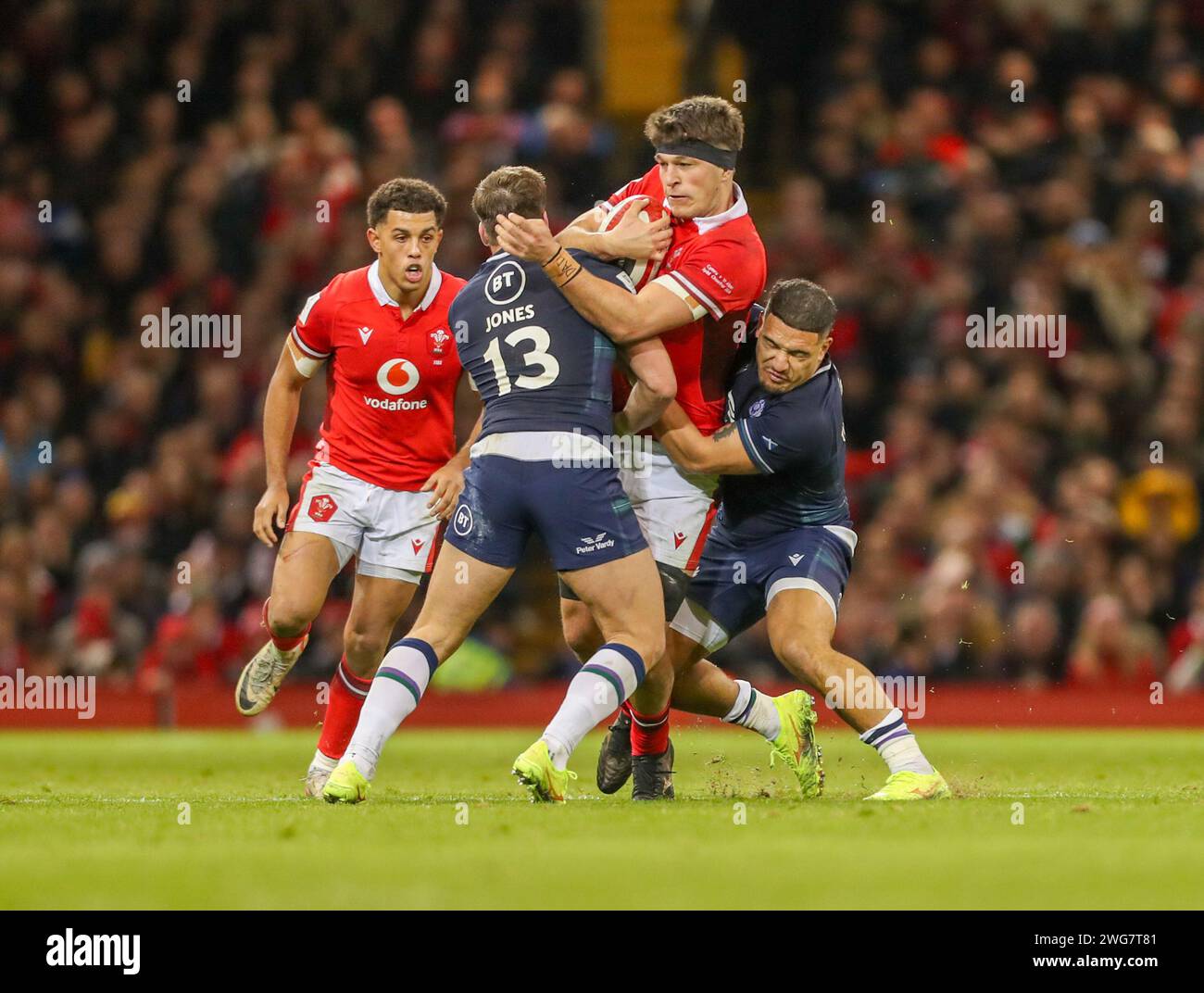 Cardiff, Wales. 3. Februar 2024; Principality Stadium, Cardiff, Wales: Six Nations International Rugby Wales gegen Schottland; Teddy Williams aus Wales wird von Huw Jones und Sione Tuipulotu aus Schottland angegriffen Credit: Action Plus Sports Images/Alamy Live News Stockfoto