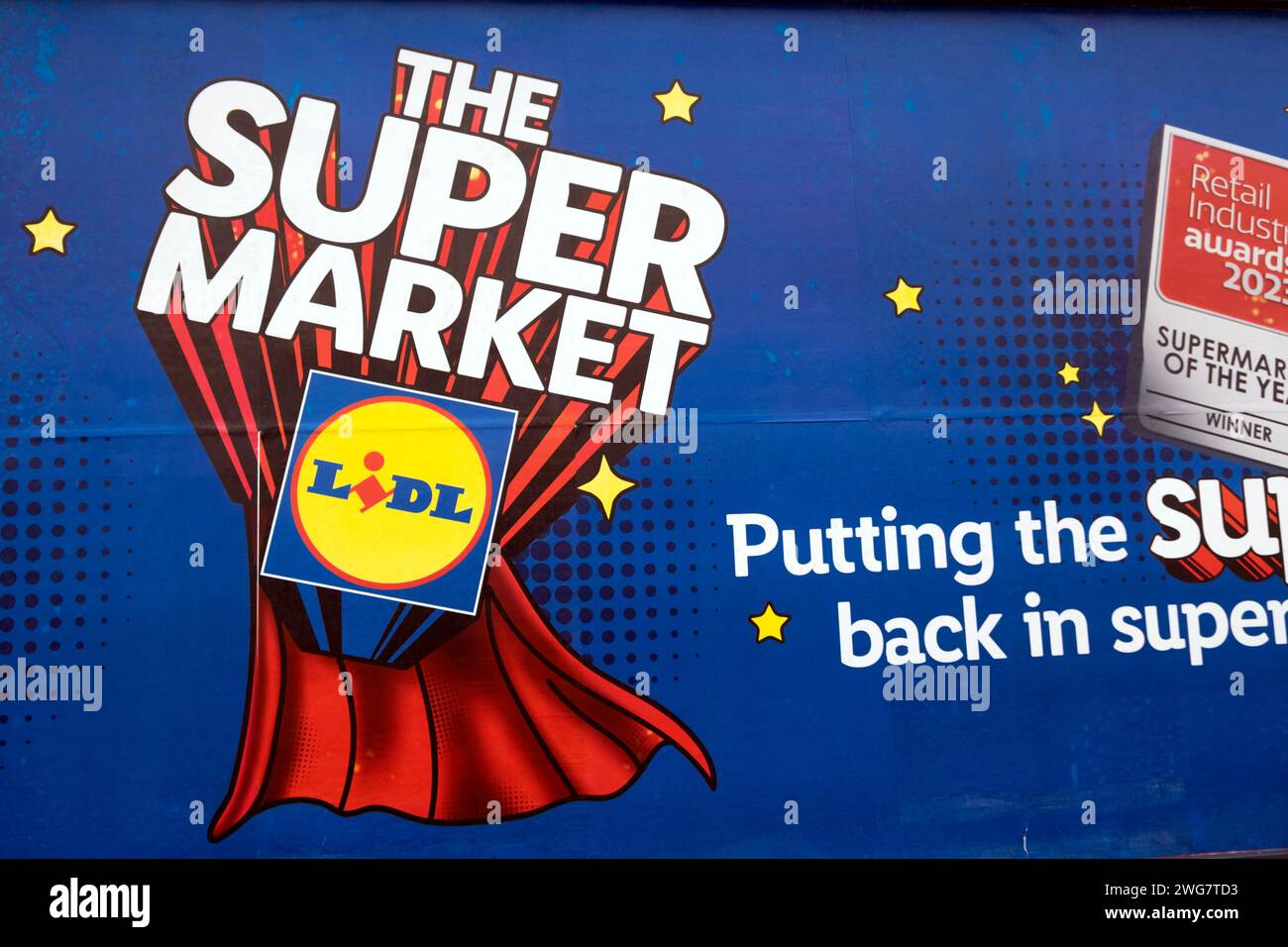 Lidl Supermarkt Super Market neue Werbetexte Poster vor dem Geschäft Supermarkt des Jahres 2023 Gewinner des Einzelhandels-Branchenpreises London UK Stockfoto