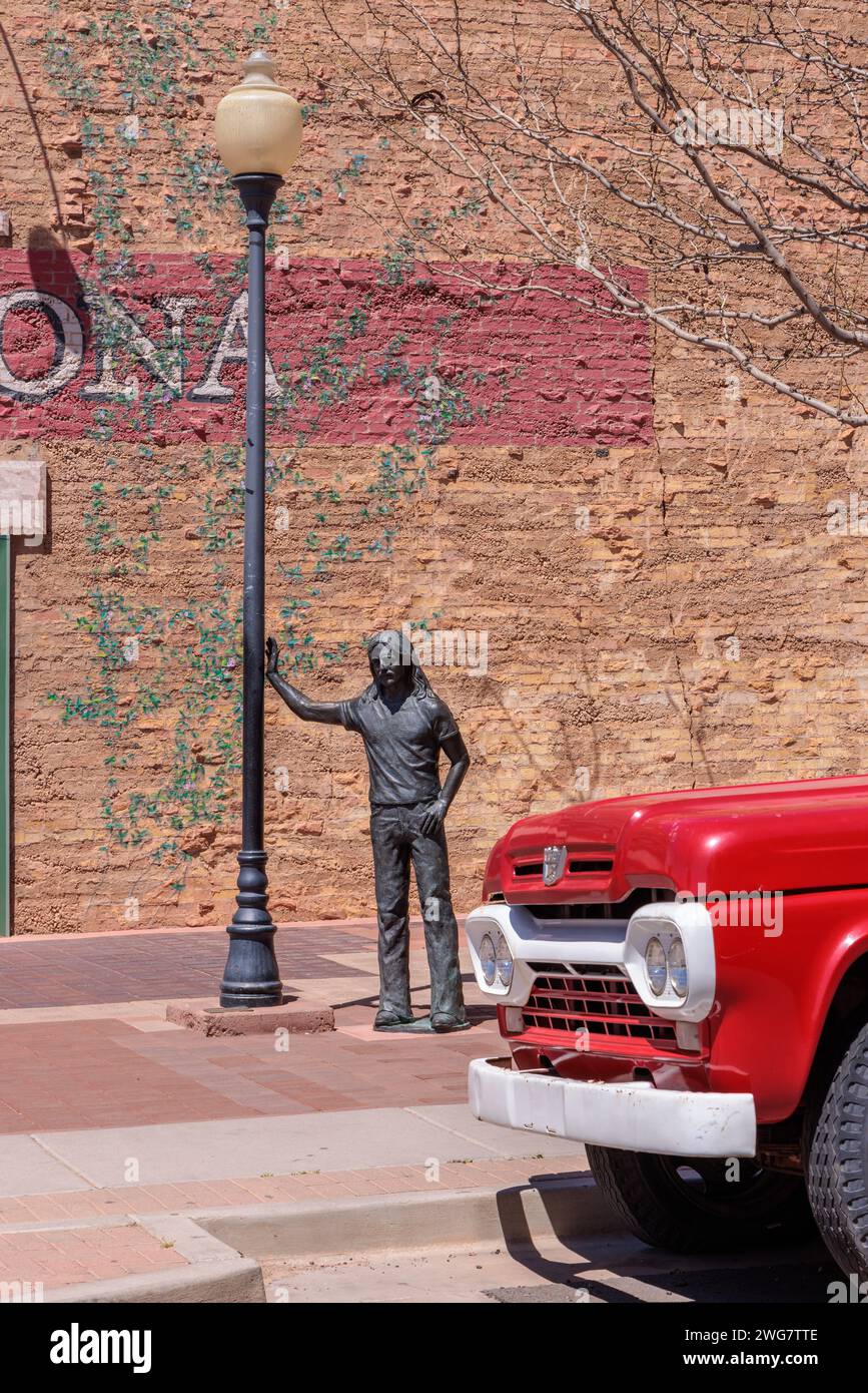 Statue eines Mannes in einer Ecke in Winslow Arizona, gesungen im klassischen Glenn Frey und Jackson Browne Song Stockfoto