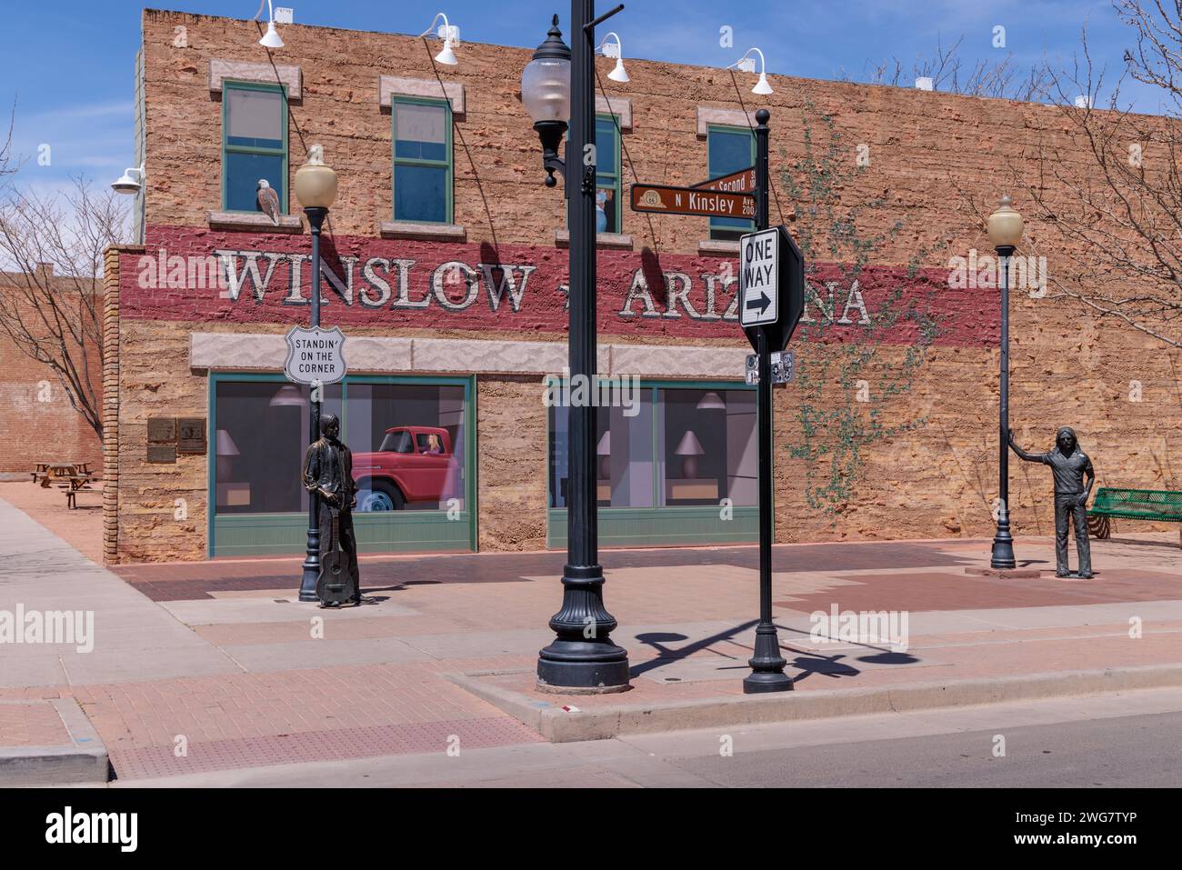 Statuen von Glen Frey und A man Standdin' on a Corner in Winslow Arizona, gesungen im klassischen Glenn Frey and Jackson Browne Song Stockfoto