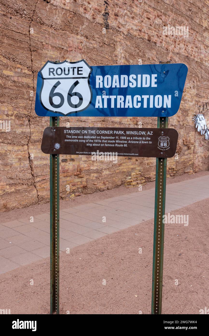 Schild mit Sehenswürdigkeiten am Straßenrand am Standin' on the Corner Park im Zentrum von Winslow, Arizona Stockfoto