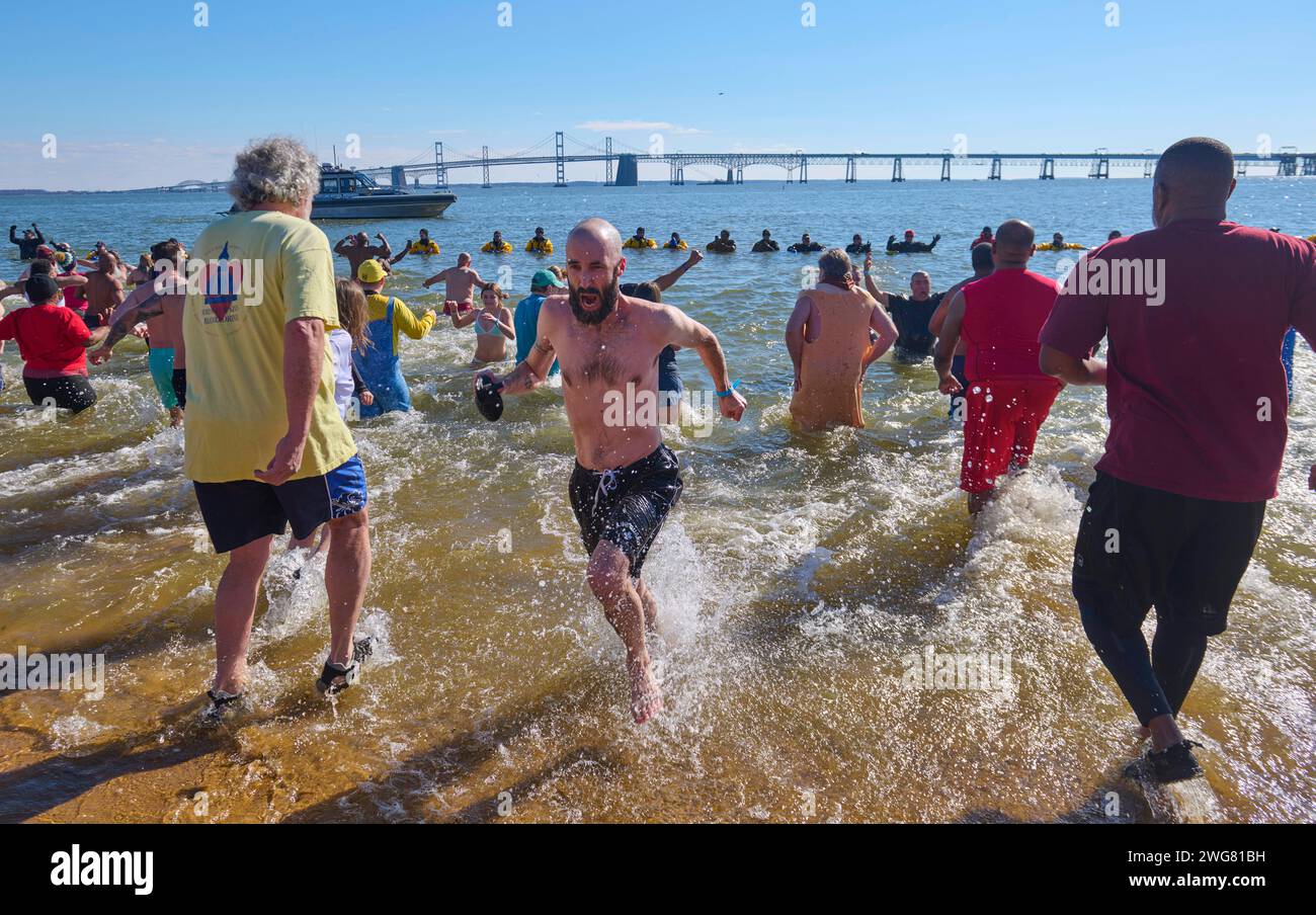 Annapolis, Maryland, USA. Februar 2024. 3. Februar 2024, Annapolis, MD: Anwohner springen während des Maryland Polar Plunge im Sandy Point State Park in die Chesapeake Bay, einer Wohltätigkeitsveranstaltung für die Special Olympics. (Kreditbild: © Dominic Gwinn/ZUMA Press Wire) NUR REDAKTIONELLE VERWENDUNG! Nicht für kommerzielle ZWECKE! Quelle: ZUMA Press, Inc./Alamy Live News Stockfoto