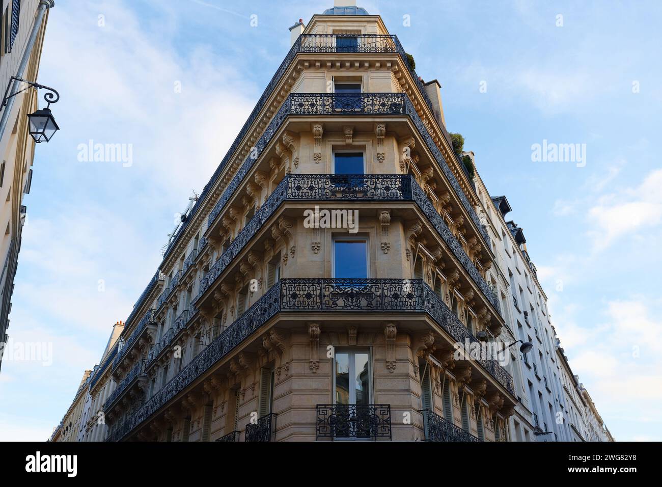 Die Fassade eines traditionellen französischen Hauses mit typischen Balkonen und Fenstern. Paris, Frankreich. Stockfoto