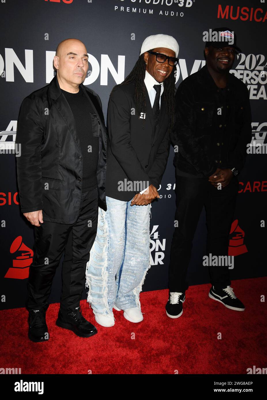 LOS ANGELES, KALIFORNIEN - 2. FEBRUAR: Nile Rodgers (C) nimmt 2024 an der MusiCares Person of the Year Teil, die Jon Bon Jovi während des 66. GRAMMY Awa ehrt Stockfoto