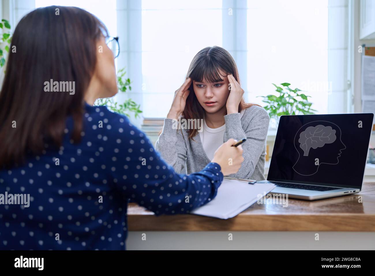 Trauriges, ernsthaftes Teenager-Mädchen bei der Sitzung im Büro des Psychologen Stockfoto