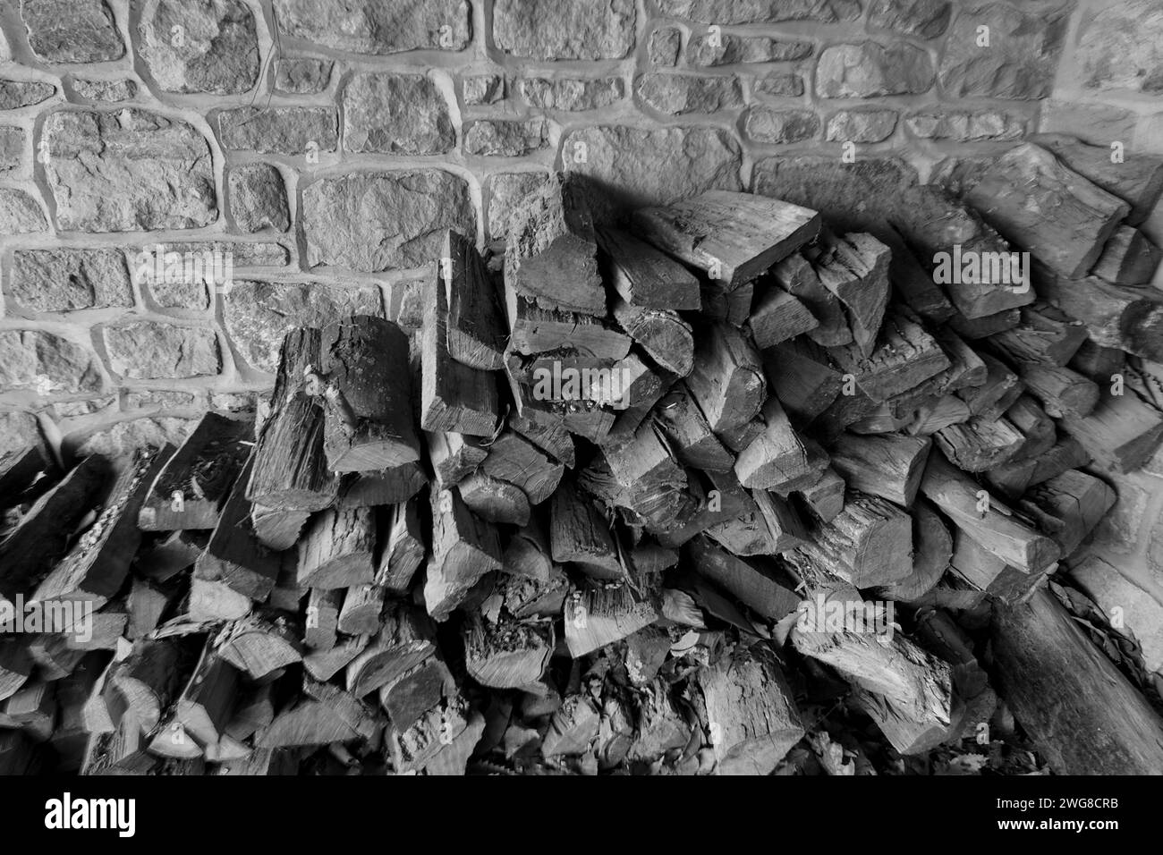 Das Brennholz wurde gehackt und in den Holzschuppen gelegt. Stockfoto