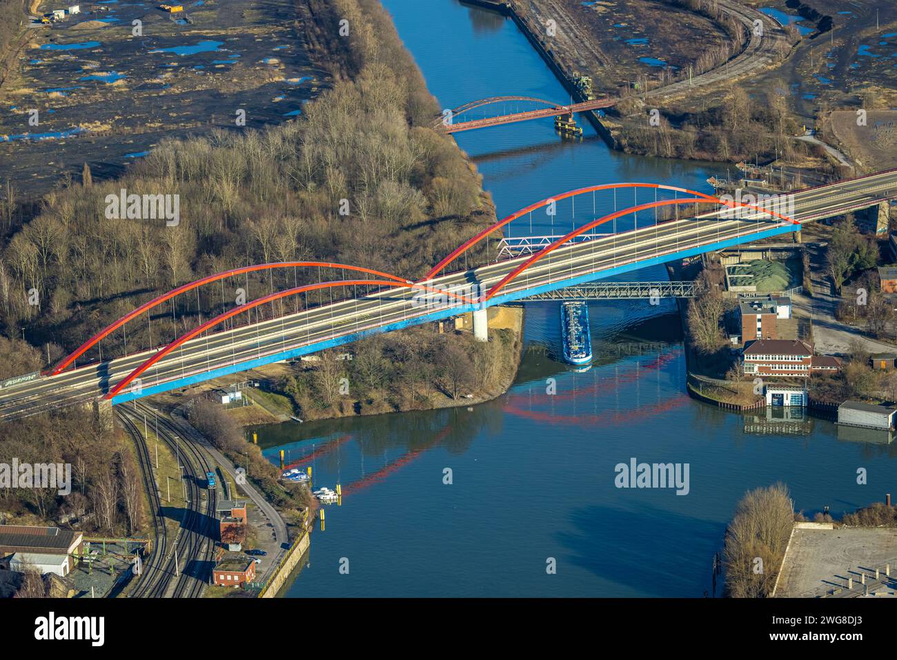 Luftbild, gesperrte Rhein-Herne-Kanalbrücke mit rotem Geländer, Autobahn A42 Emscherschnellweg, Binnenschifffahrt, Ebel, Bottrop, Ruhrgebiet, Nordrhein-Westfalen, Deutschland ACHTUNGxMINDESTHONORARx60xEURO *** Luftaufnahme, geschlossene Rhein-Herne-Kanalbrücke mit rotem Geländer, Autobahn A42 Emscher-Schnellstraße, Binnenschifffahrt, Ebel, Bottrop, Ruhrgebiet, Nordrhein-Westfalen, Deutschland ATTENTIONxMINDESTHONORARx60xEURO Stockfoto