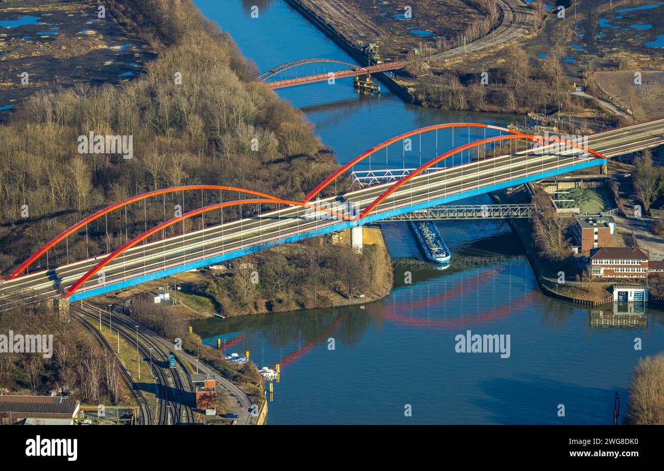 Luftbild, gesperrte Rhein-Herne-Kanalbrücke mit rotem Geländer, Autobahn A42 Emscherschnellweg, Binnenschifffahrt, Ebel, Bottrop, Ruhrgebiet, Nordrhein-Westfalen, Deutschland ACHTUNGxMINDESTHONORARx60xEURO *** Luftaufnahme, geschlossene Rhein-Herne-Kanalbrücke mit rotem Geländer, Autobahn A42 Emscher-Schnellstraße, Binnenschifffahrt, Ebel, Bottrop, Ruhrgebiet, Nordrhein-Westfalen, Deutschland ATTENTIONxMINDESTHONORARx60xEURO Stockfoto