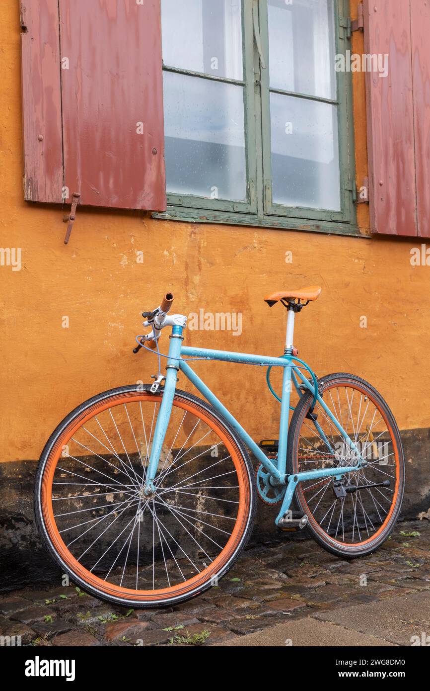 Fahrrad in Nyboder. Nyboder ist ein historisches Reihenhausviertel. Das Wohnquartier mit den gelben ReihenhŠusern entstand im 17. JH., zu einer Zeit, Stockfoto