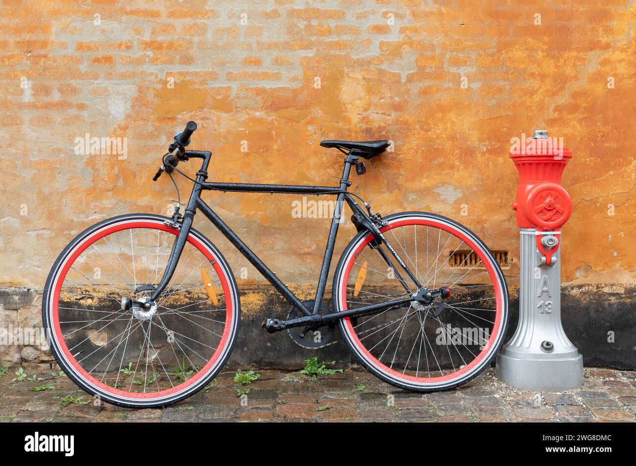 Fahrrad in Nyboder. Nyboder ist ein historisches Reihenhausviertel. Das Wohnquartier mit den gelben ReihenhŠusern entstand im 17. JH., zu einer Zeit, Stockfoto