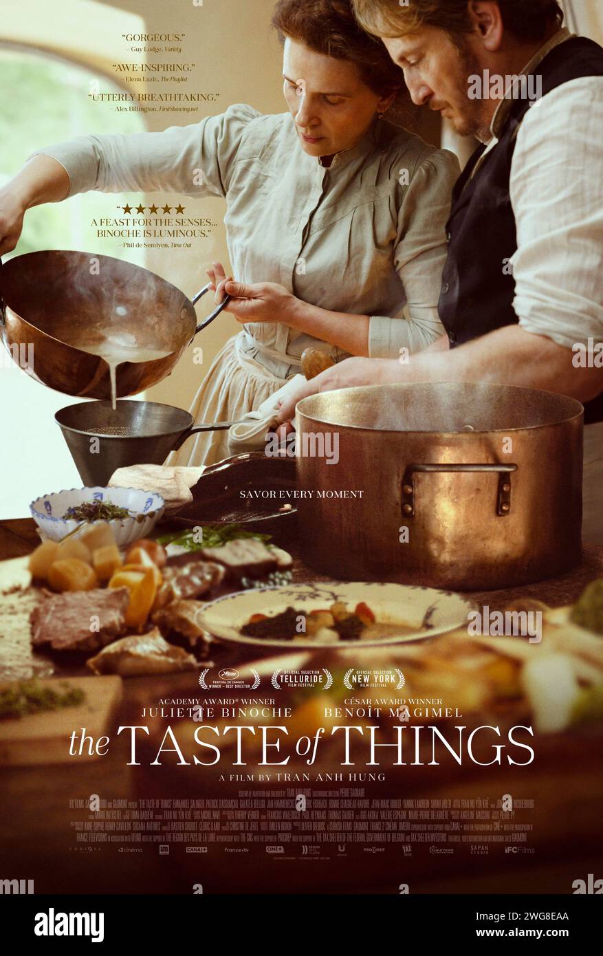 The Taste of Things (2023) von Anh Hung Tran mit Juliette Binoche, Benoît Magimel und Emmanuel Salinger. Die Geschichte von Eugenie, einer geschätzten Köchin, und Dodin, dem feinen Gourmet, mit dem sie in den letzten 20 Jahren arbeitet. US-Poster mit einem Blatt ***NUR FÜR REDAKTIONELLE ZWECKE***. Quelle: BFA/IFC Films Stockfoto