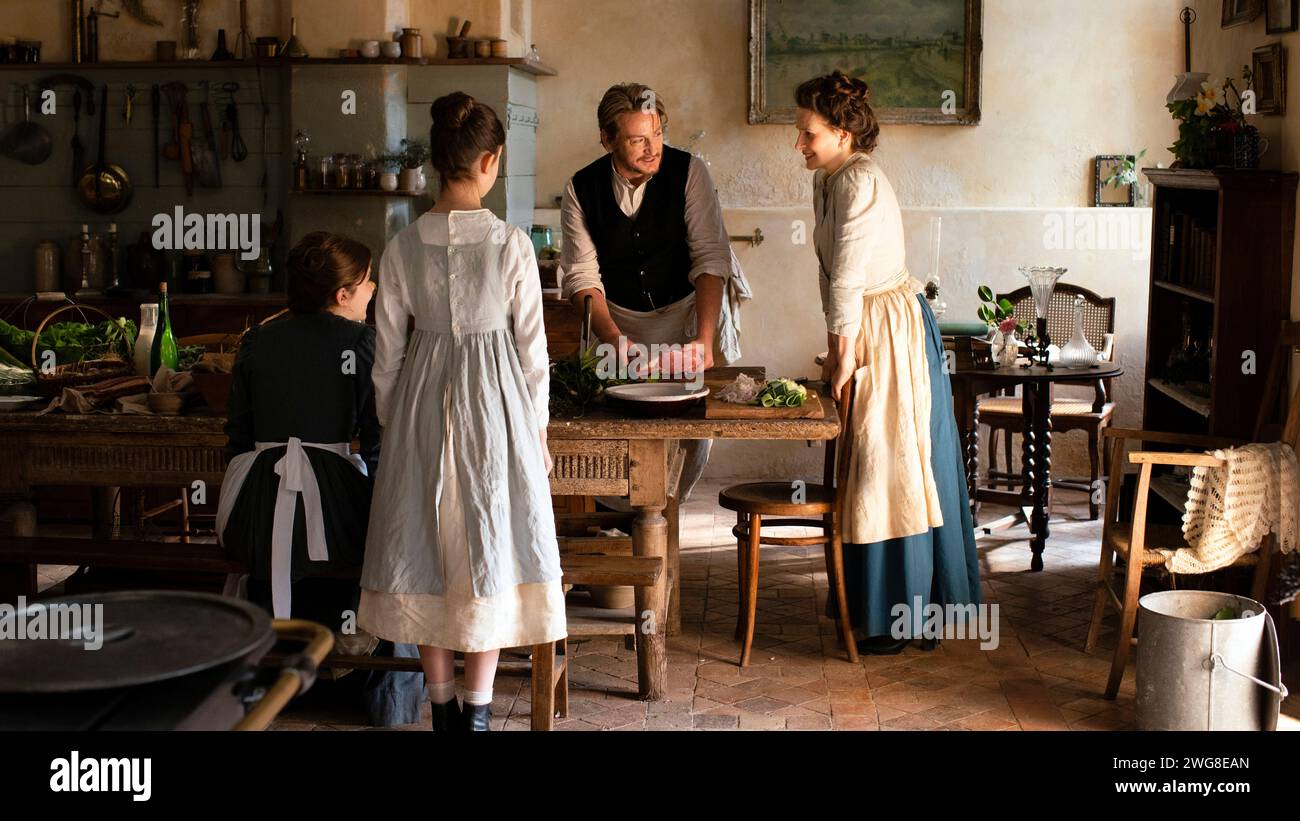 The Taste of Things (2023) von Anh Hung Tran mit Juliette Binoche als Eugénie und Benoît Magimel als Dodin Bouffant. Die Geschichte von Eugenie, einer geschätzten Köchin, und Dodin, dem feinen Gourmet, mit dem sie in den letzten 20 Jahren arbeitet. Werbefoto ***NUR REDAKTIONELLE VERWENDUNG***. Quelle: BFA / Carole Bethuel / IFC Films Stockfoto