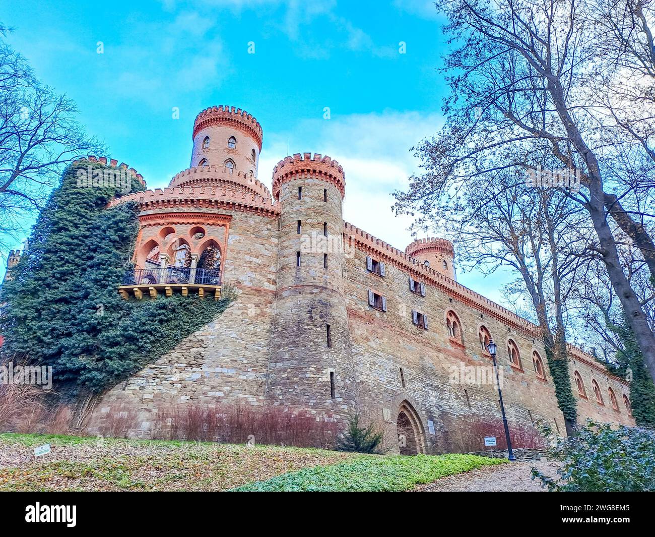 Eine Low-Angle-Aufnahme des Kamieniec Zabkowicki Palastes in Polen Stockfoto