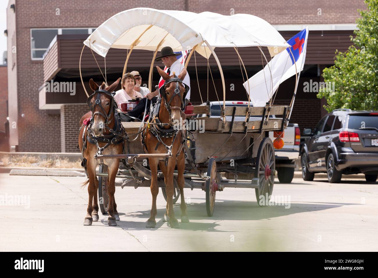 Independence, Missouri, USA – 16. Juni 2023: Besucher nehmen an einer Führung mit einer Pferdekutsche durch die Harry S Truman National Historic Site Teil. Stockfoto