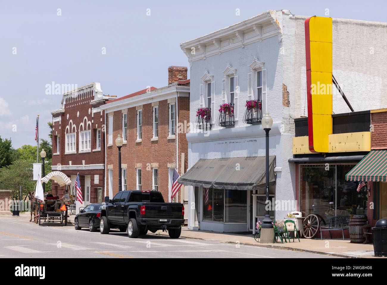 Independence, Missouri, USA - 16. Juni 2023: Nachmittags scheint das Sonnenlicht auf den historischen Kern der Innenstadt von Independence. Stockfoto