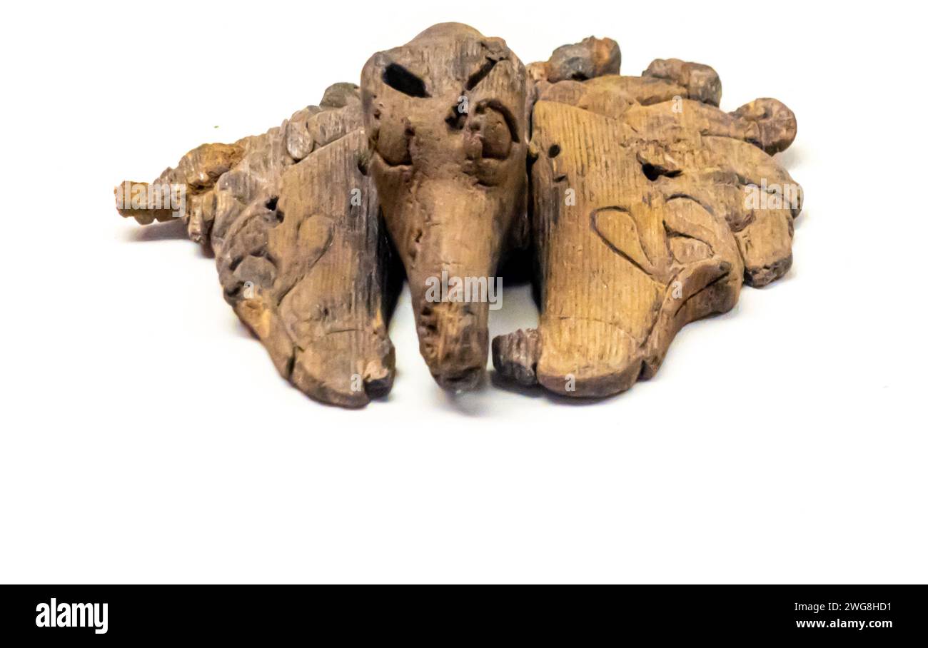 Anhänger in Form eines Hirschkopfes in einem Vogelschnabel, Holz, Berel-Grabstätte Ostkasachstan Stockfoto