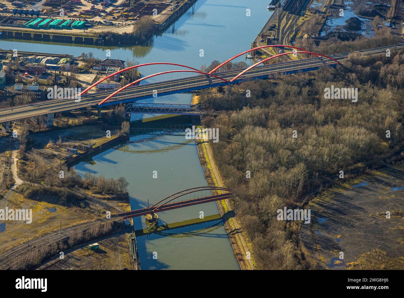 Luftbild, gesperrte Rhein-Herne-Kanalbrücke mit rotem Geländer, rote Doppelbogenbrücke, Autobahn A42 Emscherschnellweg, Ebel, Essen, Ruhrgebiet, Nordrhein-Westfalen, Deutschland ACHTUNGxMINDESTHONORARx60xEURO *** Luftaufnahme, geschlossene Rhein-Herne-Kanalbrücke mit rotem Geländer, rote Doppelbogenbrücke, Autobahn A42 Emscher-Schnellstraße, Ebel, Essen, Ruhrgebiet, Nordrhein-Westfalen, Deutschland ATTENTIONxMINDESTHONORARx60xEURO Stockfoto