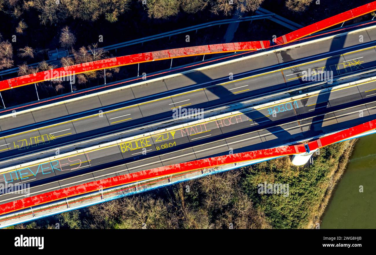 Luftbild, gesperrte Rhein-Herne-Kanalbrücke mit rotem Geländer, rote Doppelbogenbrücke, Autobahn A42 Emscherschnellweg, Ebel, Essen, Ruhrgebiet, Nordrhein-Westfalen, Deutschland ACHTUNGxMINDESTHONORARx60xEURO *** Luftaufnahme, geschlossene Rhein-Herne-Kanalbrücke mit rotem Geländer, rote Doppelbogenbrücke, Autobahn A42 Emscher-Schnellstraße, Ebel, Essen, Ruhrgebiet, Nordrhein-Westfalen, Deutschland ATTENTIONxMINDESTHONORARx60xEURO Stockfoto