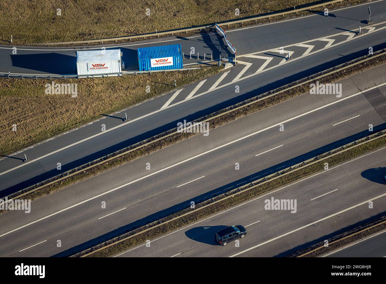 Luftbild, gesperrte Rhein-Herne-Kanalbrücke mit rotem Geländer, rote Doppelbogenbrücke, Autobahn A42 Emscherschnellweg, Ebel, Essen, Ruhrgebiet, Nordrhein-Westfalen, Deutschland ACHTUNGxMINDESTHONORARx60xEURO *** Luftaufnahme, geschlossene Rhein-Herne-Kanalbrücke mit rotem Geländer, rote Doppelbogenbrücke, Autobahn A42 Emscher-Schnellstraße, Ebel, Essen, Ruhrgebiet, Nordrhein-Westfalen, Deutschland ATTENTIONxMINDESTHONORARx60xEURO Stockfoto