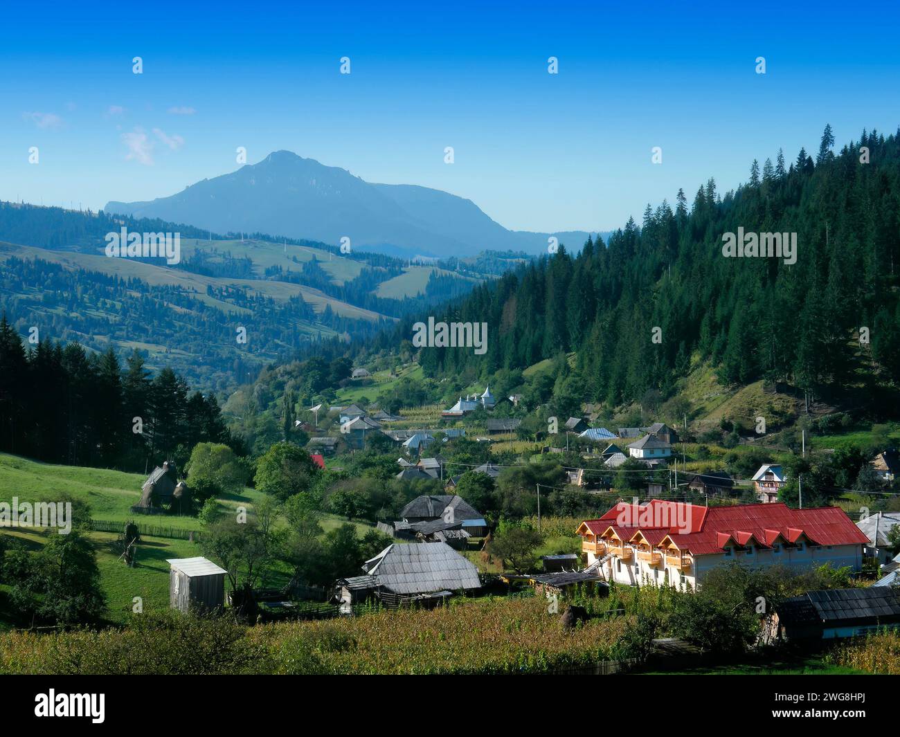 Dorf in Rumänien. Petru Voda, Sommerszene Stockfoto