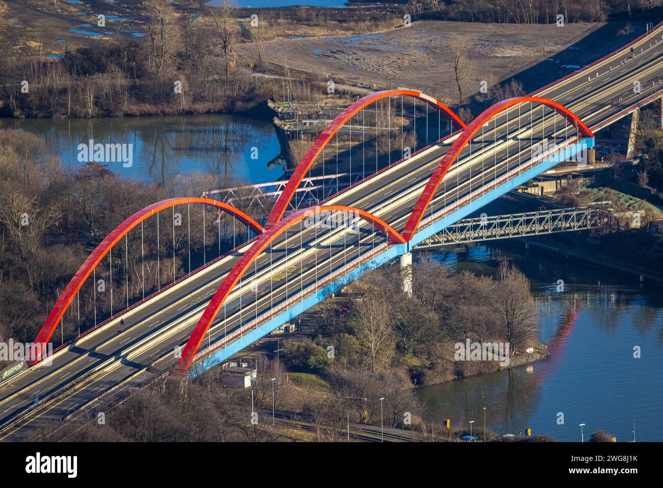 Luftbild, gesperrte Rhein-Herne-Kanalbrücke mit rotem Geländer, rote Doppelbogenbrücke, Autobahn A42 Emscherschnellweg, Ebel, Essen, Ruhrgebiet, Nordrhein-Westfalen, Deutschland ACHTUNGxMINDESTHONORARx60xEURO *** Luftaufnahme, geschlossene Rhein-Herne-Kanalbrücke mit rotem Geländer, rote Doppelbogenbrücke, Autobahn A42 Emscher-Schnellstraße, Ebel, Essen, Ruhrgebiet, Nordrhein-Westfalen, Deutschland ATTENTIONxMINDESTHONORARx60xEURO Stockfoto