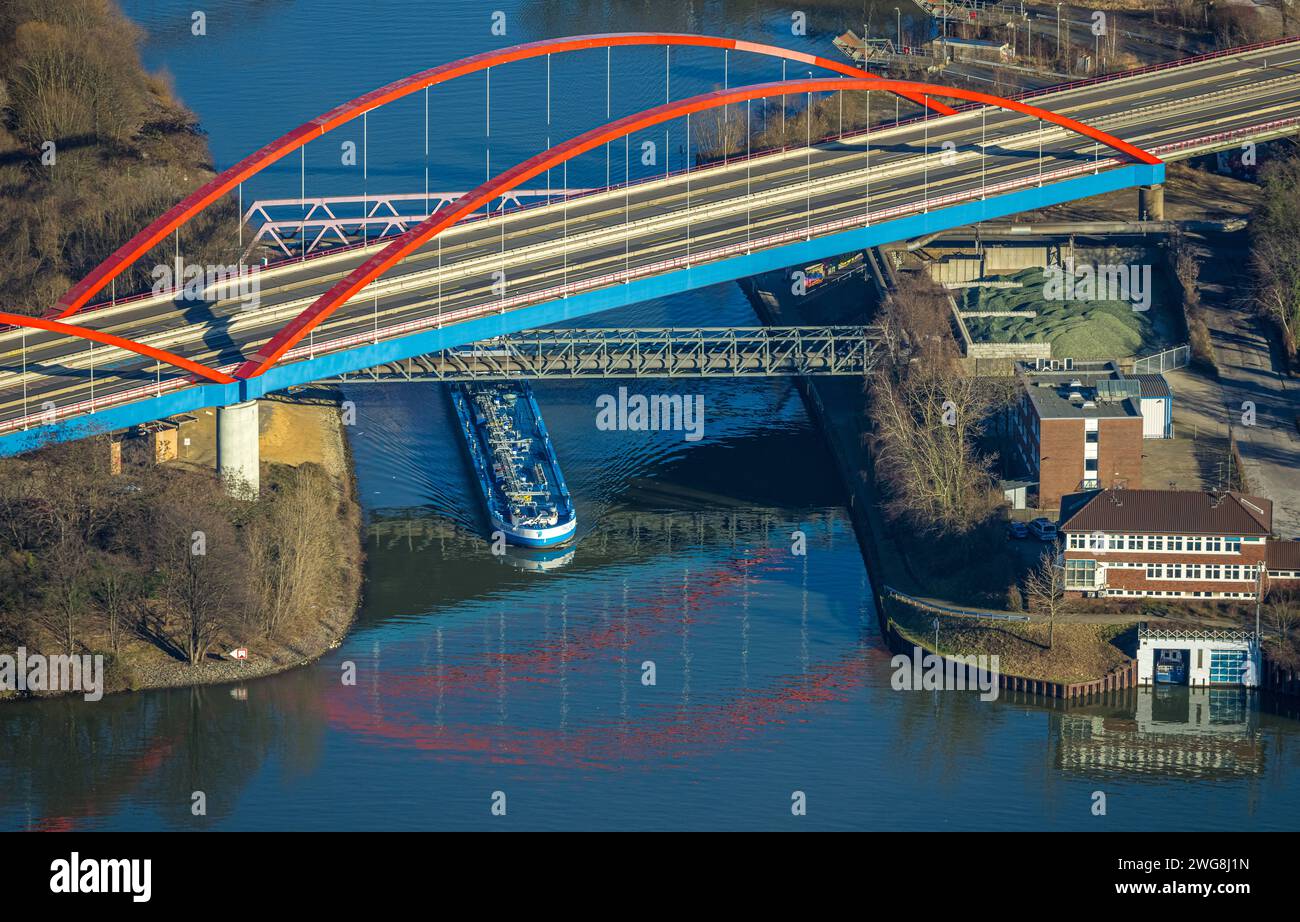 Luftbild, gesperrte Rhein-Herne-Kanalbrücke mit rotem Geländer, rote Doppelbogenbrücke, Autobahn A42 Emscherschnellweg, Ebel, Essen, Ruhrgebiet, Nordrhein-Westfalen, Deutschland ACHTUNGxMINDESTHONORARx60xEURO *** Luftaufnahme, geschlossene Rhein-Herne-Kanalbrücke mit rotem Geländer, rote Doppelbogenbrücke, Autobahn A42 Emscher-Schnellstraße, Ebel, Essen, Ruhrgebiet, Nordrhein-Westfalen, Deutschland ATTENTIONxMINDESTHONORARx60xEURO Stockfoto