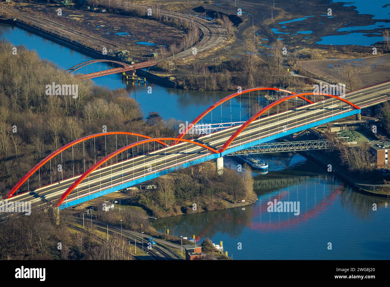 Luftbild, gesperrte Rhein-Herne-Kanalbrücke mit rotem Geländer, rote Doppelbogenbrücke, Autobahn A42 Emscherschnellweg, Ebel, Essen, Ruhrgebiet, Nordrhein-Westfalen, Deutschland ACHTUNGxMINDESTHONORARx60xEURO *** Luftaufnahme, geschlossene Rhein-Herne-Kanalbrücke mit rotem Geländer, rote Doppelbogenbrücke, Autobahn A42 Emscher-Schnellstraße, Ebel, Essen, Ruhrgebiet, Nordrhein-Westfalen, Deutschland ATTENTIONxMINDESTHONORARx60xEURO Stockfoto