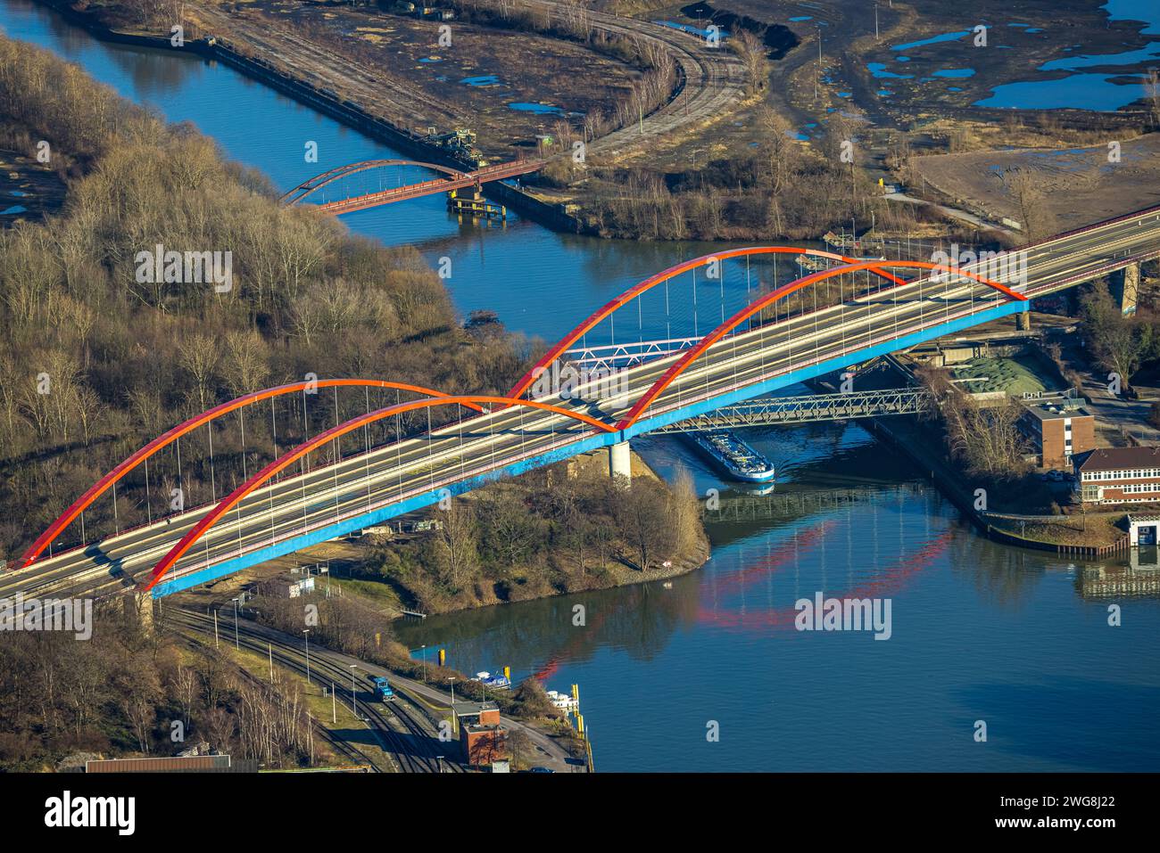 Luftbild, gesperrte Rhein-Herne-Kanalbrücke mit rotem Geländer, rote Doppelbogenbrücke, Autobahn A42 Emscherschnellweg, Ebel, Essen, Ruhrgebiet, Nordrhein-Westfalen, Deutschland ACHTUNGxMINDESTHONORARx60xEURO *** Luftaufnahme, geschlossene Rhein-Herne-Kanalbrücke mit rotem Geländer, rote Doppelbogenbrücke, Autobahn A42 Emscher-Schnellstraße, Ebel, Essen, Ruhrgebiet, Nordrhein-Westfalen, Deutschland ATTENTIONxMINDESTHONORARx60xEURO Stockfoto