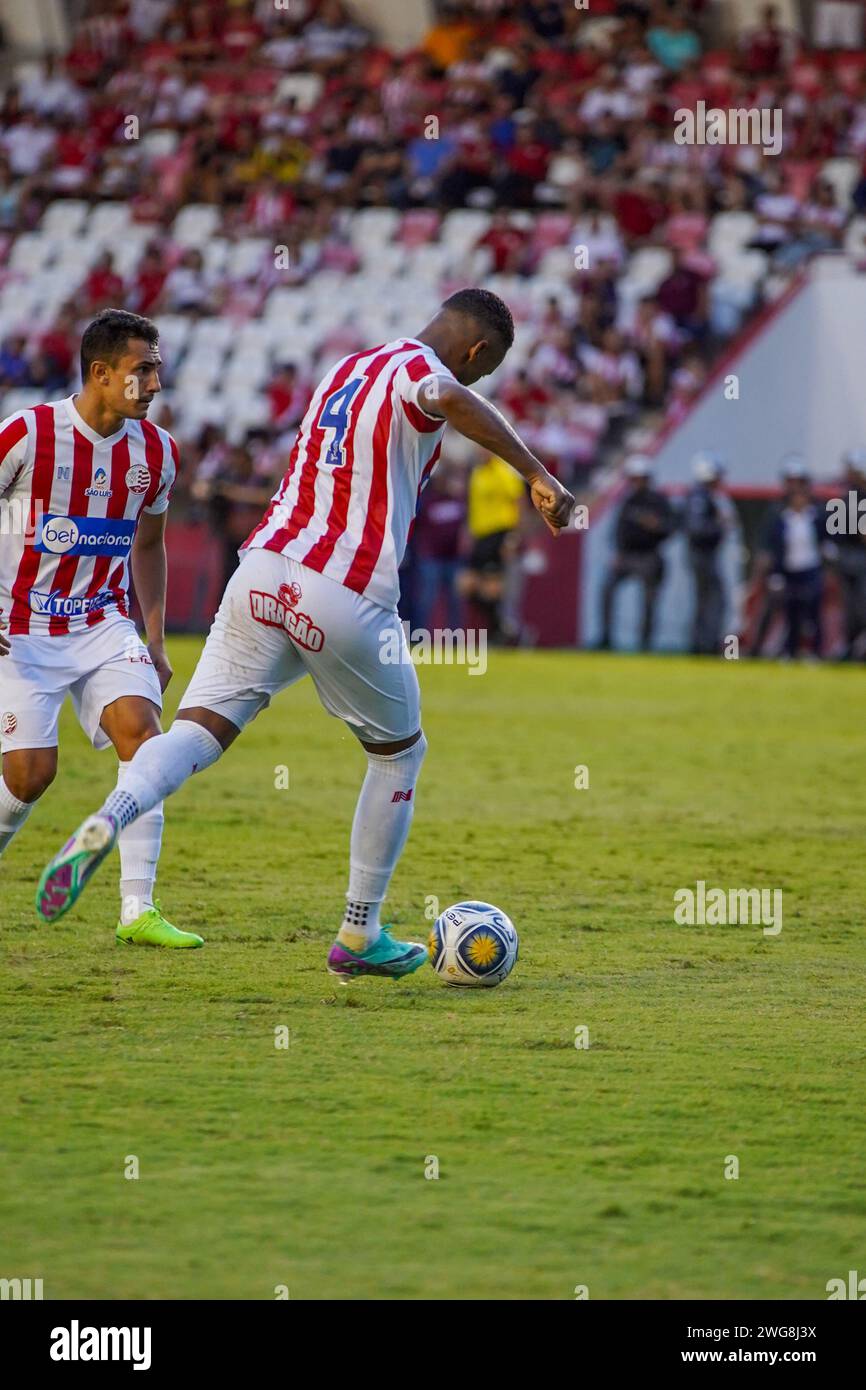 Recife, Brasilien. Februar 2024. Angebote des Náutico Game x Botafogo/PB, das am Samstag (03) im Estádio dos Aflitos stattfand. Rafael Vaz mit Freistoß. Quelle: Thiago Lemos/FotoArena/Alamy Live News Stockfoto