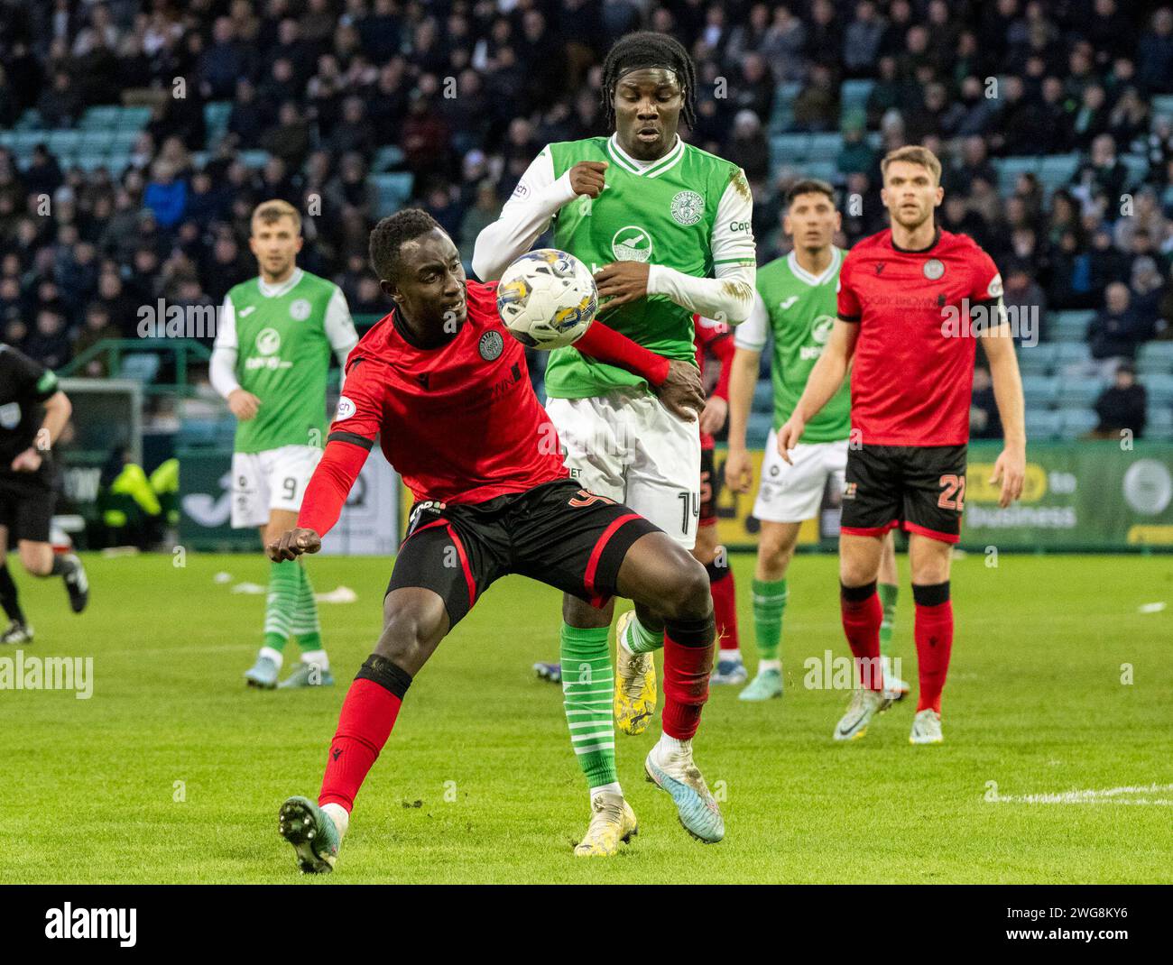 Edinburgh, Großbritannien. Februar 2024. Scottish Premiership - Hibernian FC gegen St Mirren FC 03/02/2024 der Verteidiger von St Mirren Elvis Bwomono holt sich die Besserung von Hibs' Eliezer Mayenda als Hibernian-Interpretation gegen St Mirren im Easter Road Stadium, Edinburgh, UK Credit: Ian Jacobs/Alamy Live News Stockfoto