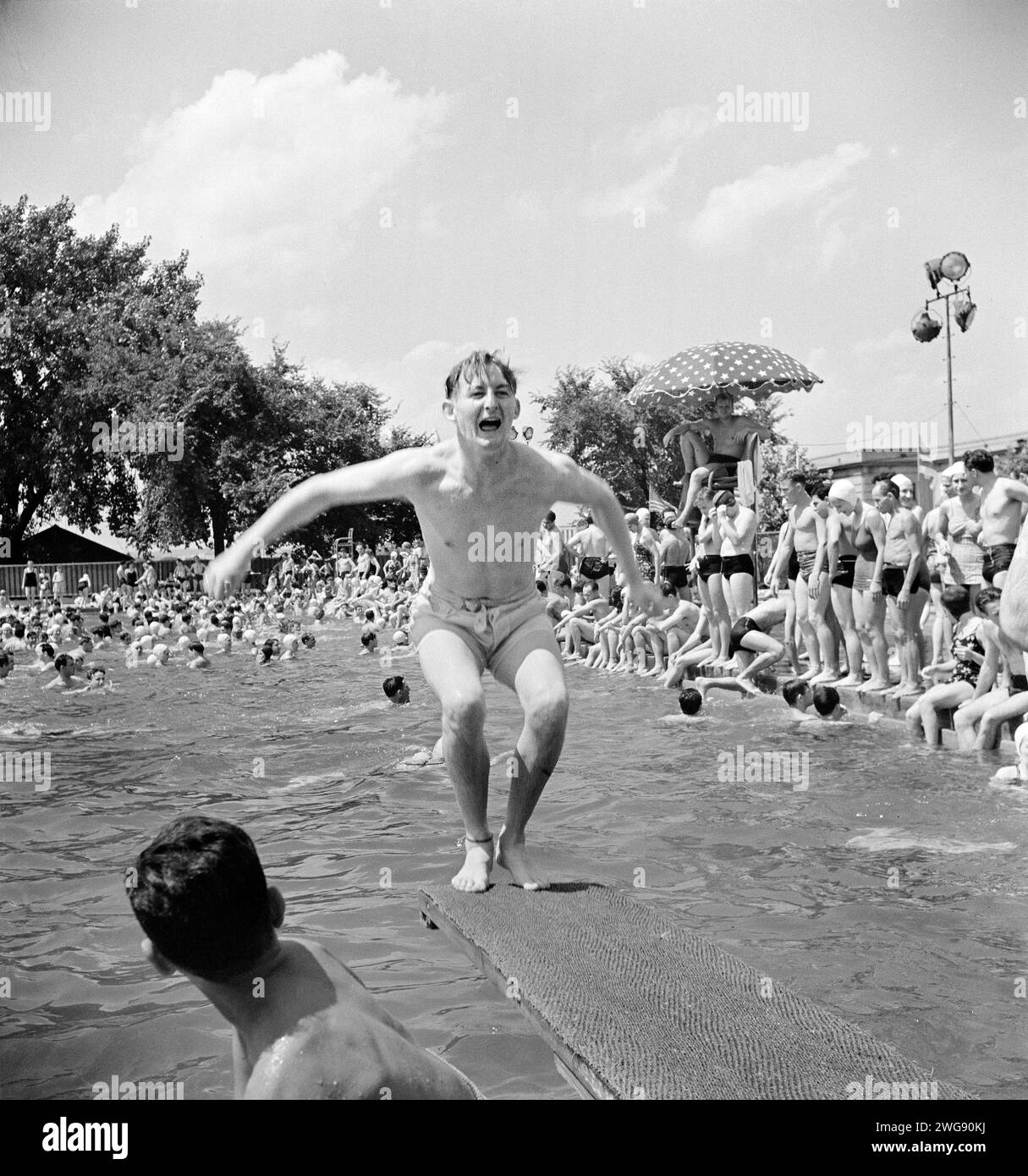 Schwimmer im städtischen Schwimmbad, Washington, D.C., USA, Marjory Collins, U.S. Office of war Information, Juli 1942 Stockfoto