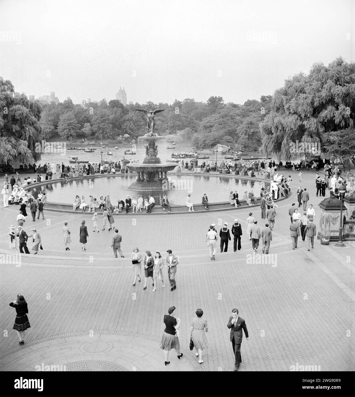 Menschenmenge am Bethesda Fountain, Central Park, New York City, New York, USA, Marjory Collins, U.S. Office of war Information, Stockfoto