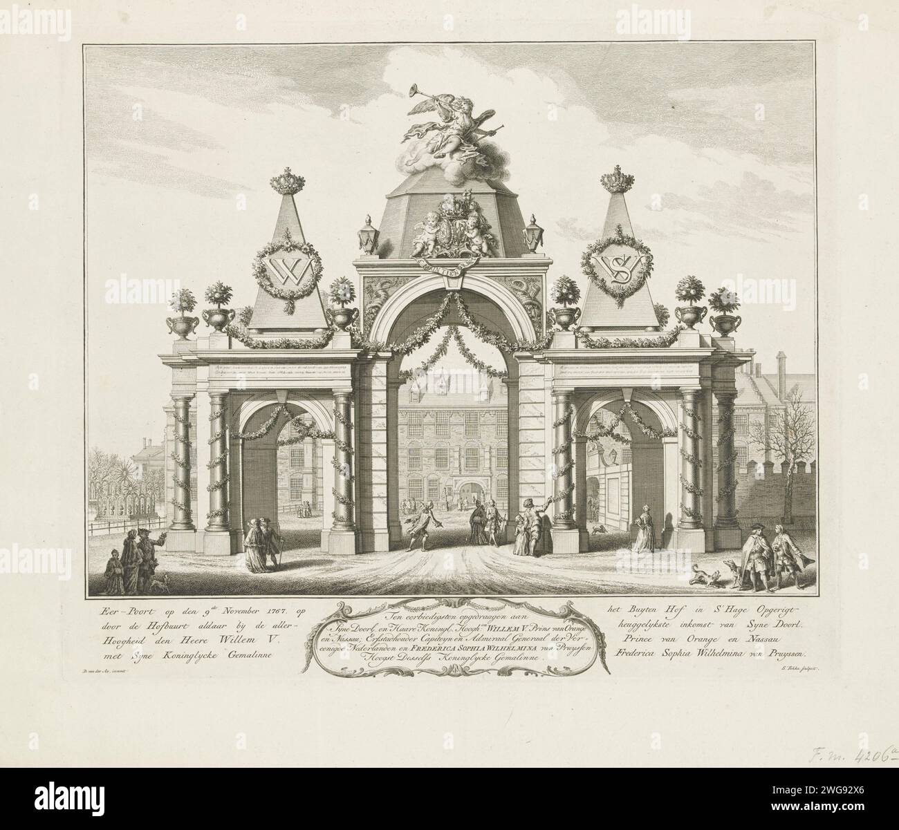 Erepoort auf dem Buitenhof für die Einreise von Willem V. und Wilhelmina van Pruisen, 1767, 1767 Print Ansicht des am Buitenhof gegründeten Erpoorts für die Einreise des frisch verheirateten Stadthalters Willem V. und seiner Frau Prinzessin Wilhelmina van Pruisen am 9. November 1767 in den Haag. Am Rand eine Kartusche mit der Aufgabe. Nordholland Papiergravur Triumphbogen Buitenhof Stockfoto