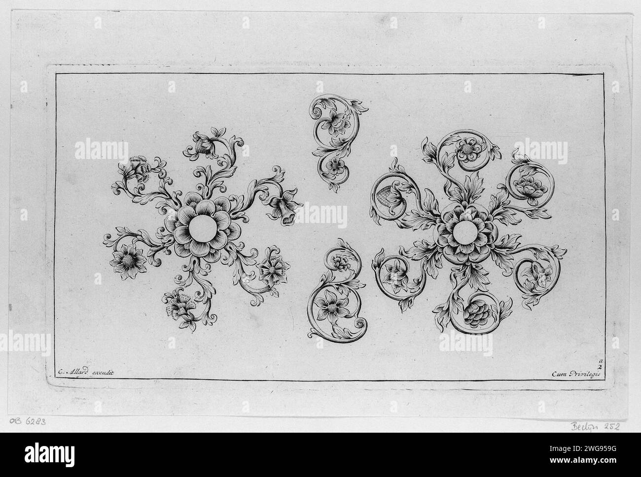 Zwei große und zwei kleine Motive bestehend aus Blattreben und Blumen, ca. 1690 - ca. 1700 Druck aus 6 Blättern mit Beispielen für Silberschmiede. Amsterdamer Papierstich-Ornament aus Pflanzenformen Stockfoto