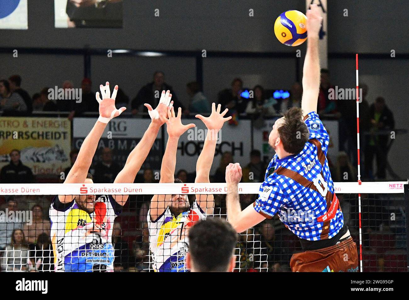 Filip John (WWK Volleys Herrsching, 6) schmettert den Ball gegen den Dürener Block, Aktion, Action, Spielszene Stockfoto