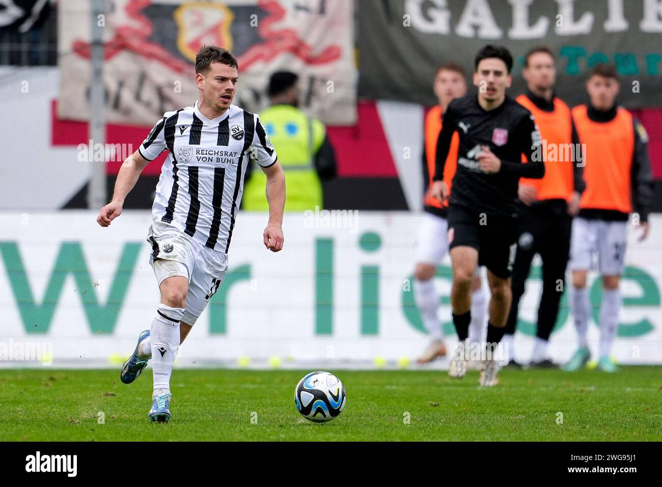 Sandhausen, Deutschland. Februar 2024. Jonas Weik (SVS, 31), am Ball, Freisteller, Ganzkörper, Einzelbild, Einzelfoto, Aktion, 03.02.2024, Sandhausen (Deutschland), Fussball, 3. LIGA, SV SANDHAUSEN - HALLESCHER FC, DFB/DFL VORSCHRIFTEN VERBIETEN DIE VERWENDUNG VON FOTOS ALS BILDSEQUENZEN UND/ODER QUASI-VIDEO. Quelle: dpa/Alamy Live News Stockfoto