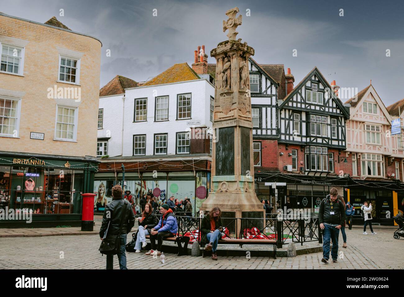 Straßenleben auf dem Hauptplatz in Canterbury, Großbritannien Stockfoto