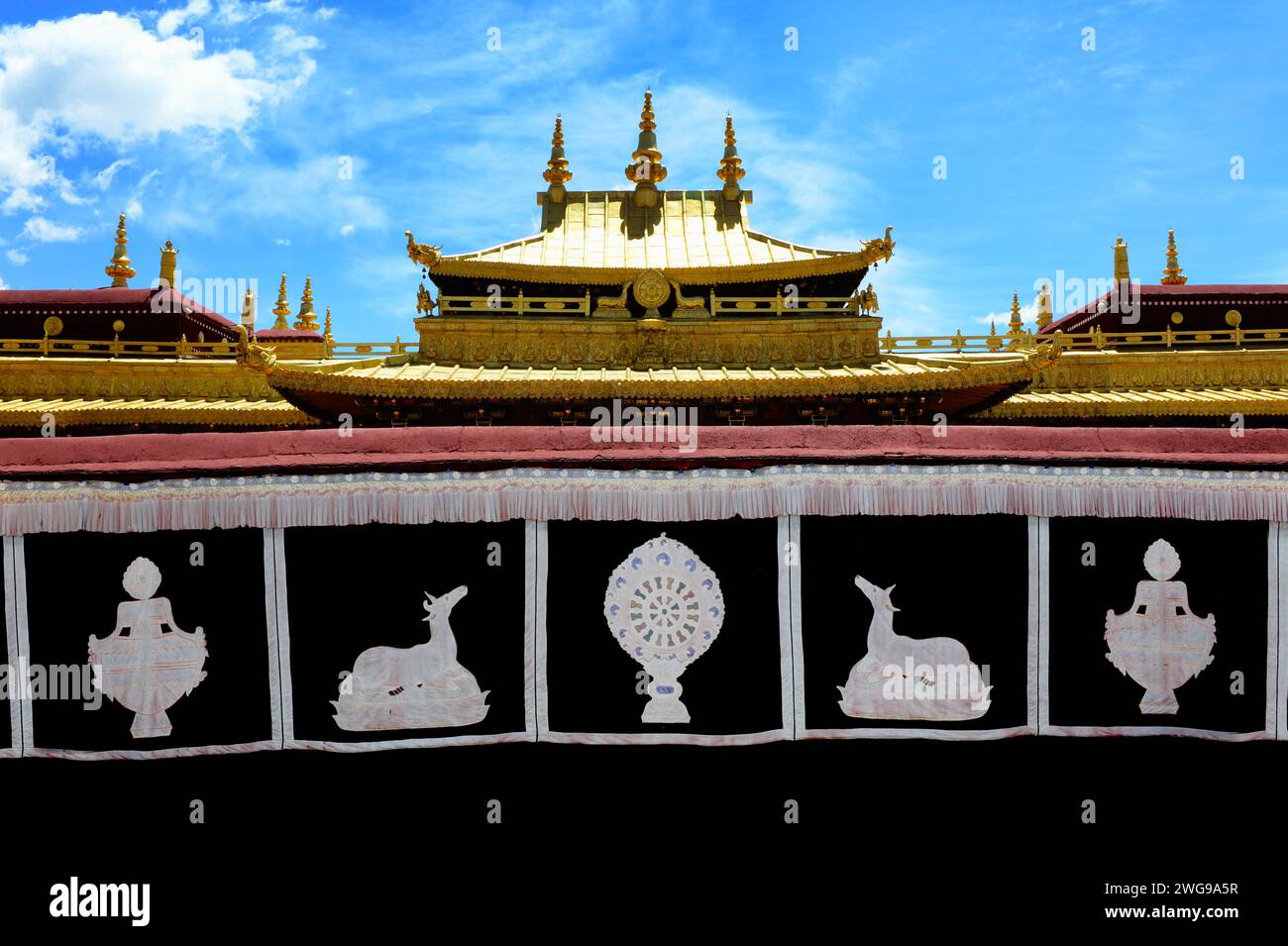 Religiöse Symbole zieren das Dach des Jokhang-Tempels in Tibet. Stockfoto