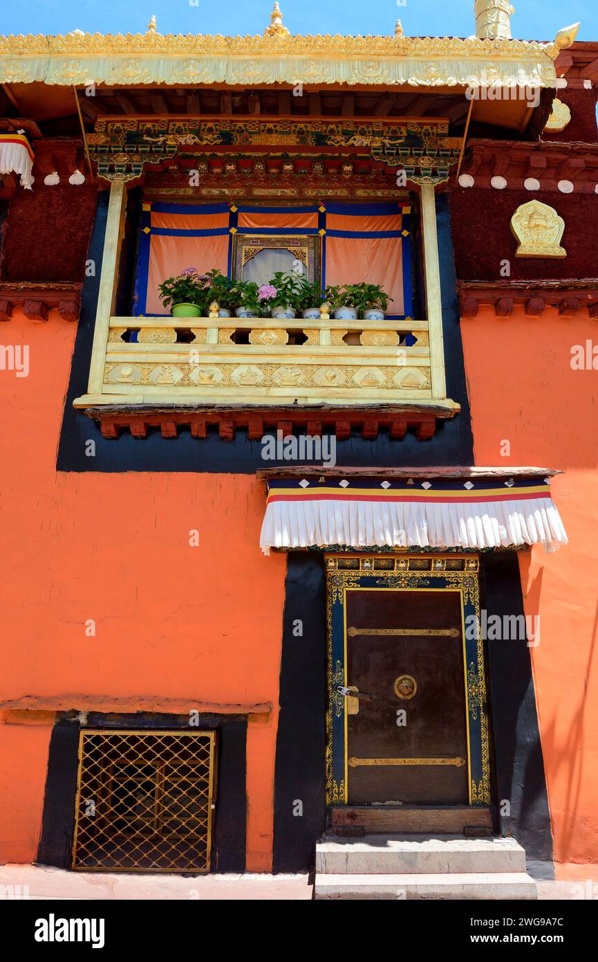 Tempel in Tibet sind gewöhnlich mit religiösen Symbolen und Holzschnitzereien verziert, oft mit goldenen Zierleisten und Wänden in hellen Farben. Stockfoto